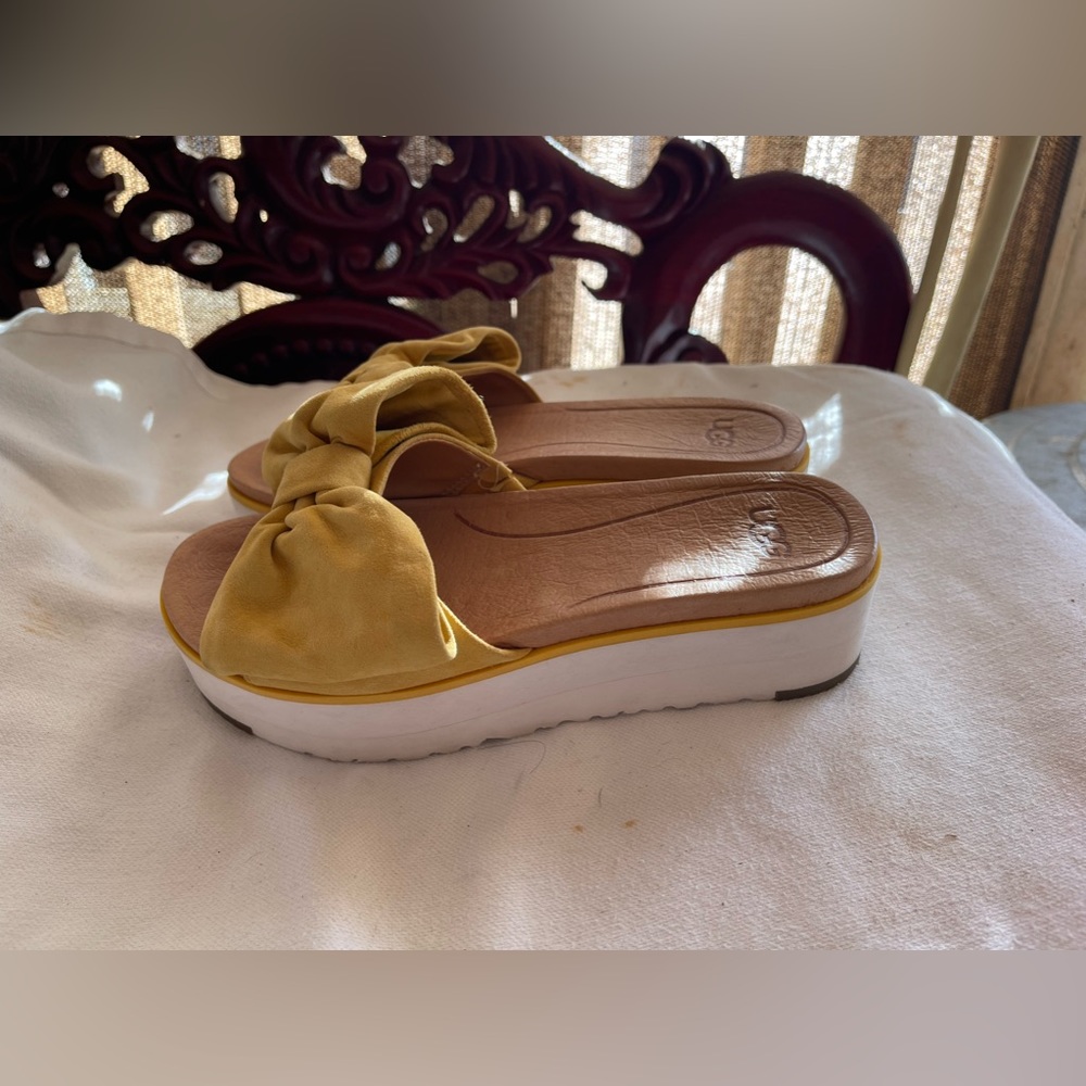 PreOwned UGG Australia Women's  6 Sunflower Suede Yellow Bow Tie Sandal